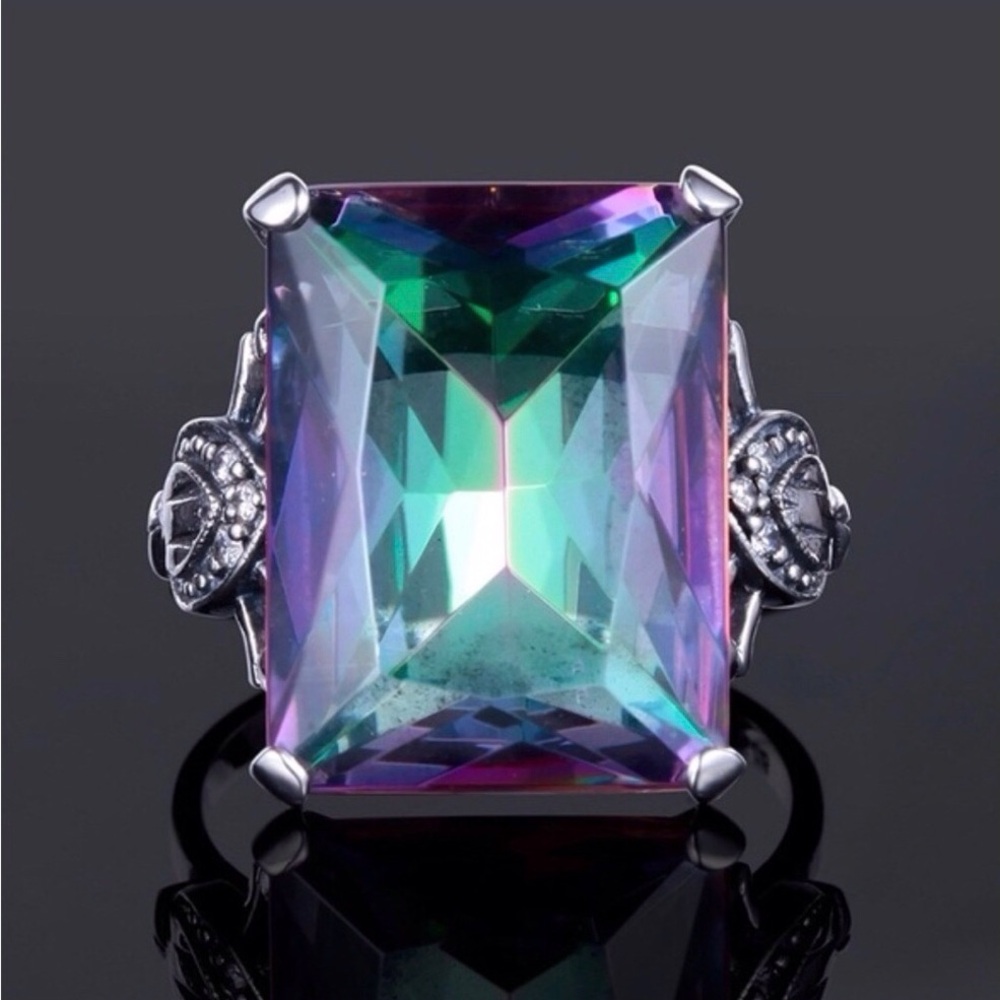 Beautiful Topaz Ring - Picture 1 of 10